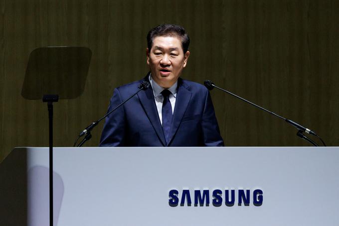 Od leta 2021 je Han ob napredovanju na položaj soizvršilnega direktorja v družbi Samsung Electronics postal tudi vodja enote DX Division, v katero so pri Samsungu združili potrošniške in mobilne sektorje.  | Foto: Reuters