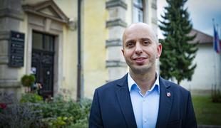Obdolžena napada na ribniškega župana Pogorelca zanikala krivdo