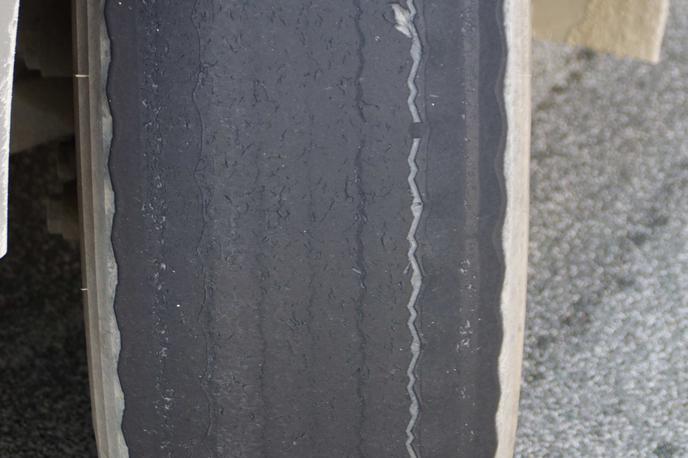 guma | Guma brez profila, s katero je tovornjakar vozil po gorenjski avtocesti. | Foto policija