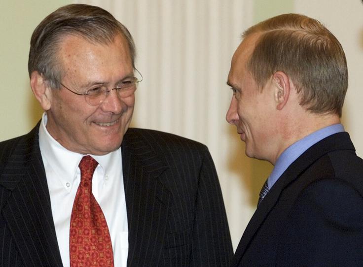 Donald Rumsfeld in Vladimir Putin na srečanju v Moskvi jeseni 2001 | Foto: Guliverimage