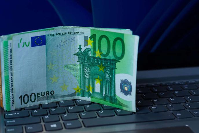 Podražitev, evri, računalnik | Krivdo za enormno podražitev pomnilnika RAM so mnogi pripisali apetitom umetnointeligenčne industrije. Ta je proizvajalce pomnilnika zasula z naročili za visokozmogljive čipe, ki jih potrebujejo za svoje podatkovne centre. | Foto Shutterstock