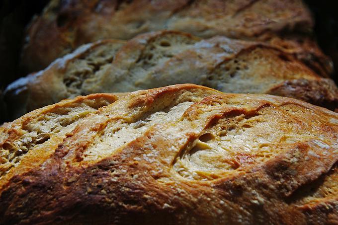 Pečejo pa tudi domač kruh, ki je za pohodnike vedno svež. | Foto: 