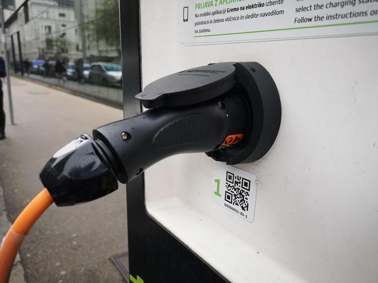 Električna energija na javnih polnilnicah v Ljubljani maja ne bo več brezplačna. | Foto: Gregor Pavšič
