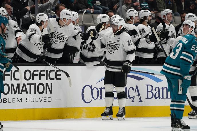 Anže Kopitar Los Angeles Kings | Anže Kopitar se je vpisal med strelce, a je s soigralci doživel visok poraz. | Foto Reuters