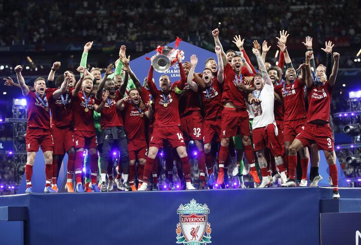 V letošnjem finalu lige prvakov, ki je bil 1. junija v Madridu, je Liverpool z 2:0 premagal Tottenham. V finalu lige Europa, ki je bil 29. maja v Bakuju, je Chelsea s 4:1 odpravil Arsenal. | Foto: Reuters