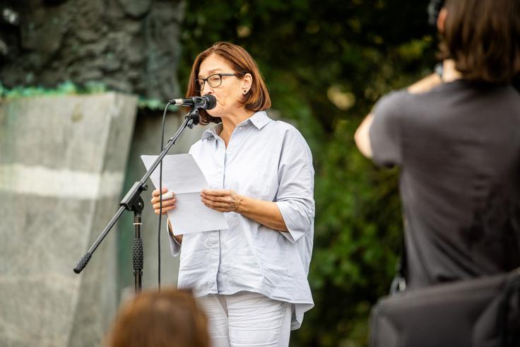 Raziskovalka in aktivistka Metka Mencin je na shodu opozorila na neenakosti in odnos oblasti do različnih skupin prebivalstva ter opozorila na posledice privatizacije javnih storitev. | Foto: STA