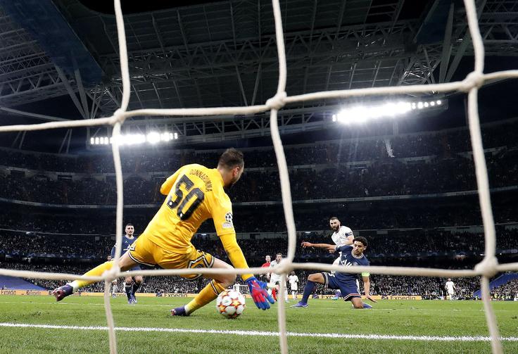 Trenutek, ko je Karim Benzema v 61. minuti izenačil na 1:1, je bil za mnoge odločilen na srečanju. Po njem je sledil stampedo belih baletnikov, PSG je pod pritiskom gostiteljev močno popustil. Francoz je v 17 minutah dosegel kar tri zadetke. | Foto: Reuters