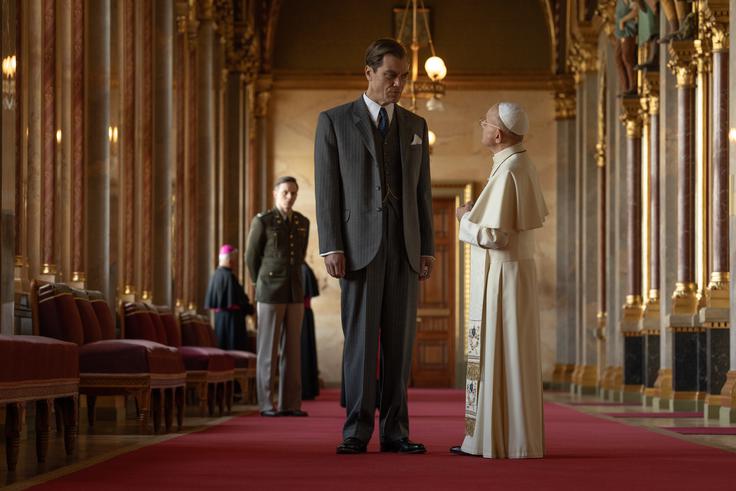 Michael Shannon je kot zmeraj odličen, a ga je premalo v filmu; glede na vse videno se pravzaprav zdi, da bi glavni junak moral biti njegov tožilec, ne pa Malekov psiholog. Tukaj ga vidimo, kako izsiljuje papeža za podporo sojenjem. | Foto: Blitz Film & Video Distribution