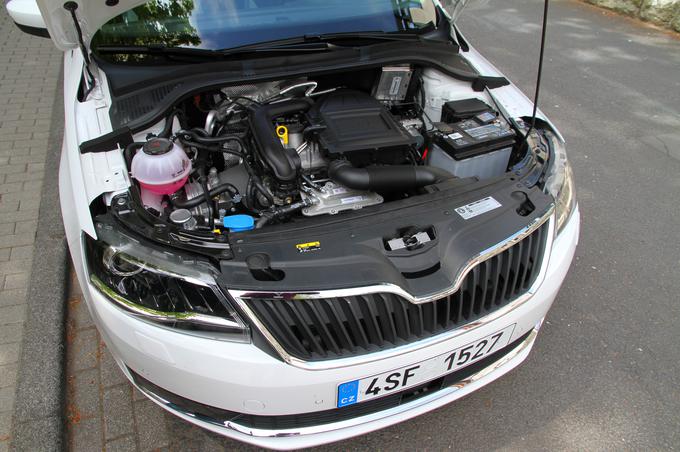 Šibkejši od obeh litrskih trivaljnih bencinskim motorjev (70 kW) je povezan s petstopenjskim ročnim menjalnikom, 81-kilovatni pa s šeststopenjskim, prav tako ročnim. | Foto: Aleš Črnivec