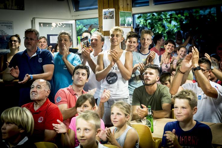 Ljubitelji jadranja so takole spremljali sklepno regato v razredu finn. | Foto: Ana Kovač