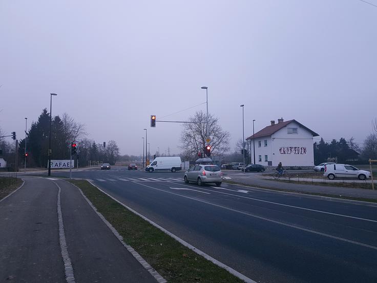 Križišče Vrhovci To je novo križišče na Viču, kjer so se na Mestni občini Ljubljana odločili za klasično izvedbo križišča in ne za krožišče. | Foto: Andreja Lončar