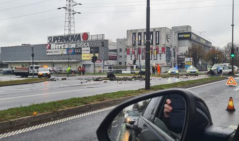 Hujše trčenje vozil na Celovški: eno vozilo odbilo v pešca, ki je hudo poškodovan