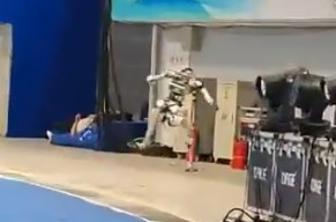 Robot tekel celo hitreje od svetovnega rekorderja, a sledil je polom #video