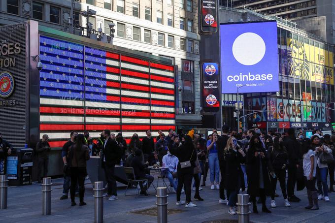 Zaposleni v podjetju Coinbase pred newyorško borzo Nasdaq ob današnjem začetku prodaje delnic Coinbase. | Foto: Reuters