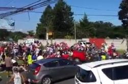 Na kolesarski dirki v Kostariki taksist povzročil množičen padec (video)