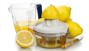 Kozarec vode in limonin sok namesto jutranje kave