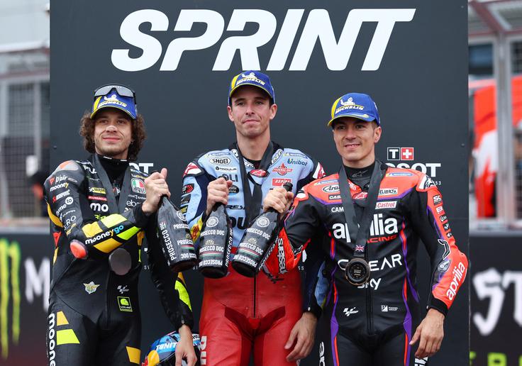 Na zmagovalni oder sta se poleg Alexa Marqueza povzpela še Italijan Marco Bezzecchi (levo) in Španec Maverick Vinales (desno). | Foto: Reuters