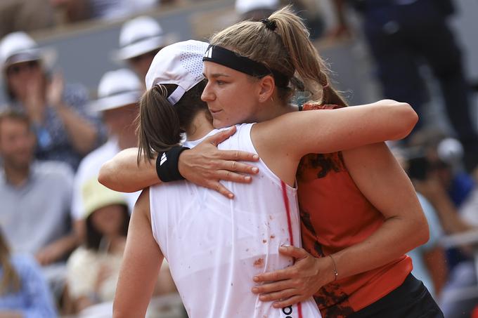 Iga Swiatek in Karolina Mucheva sta si po koncu dvoboja iskreno čestitali. | Foto: AP / Guliverimage