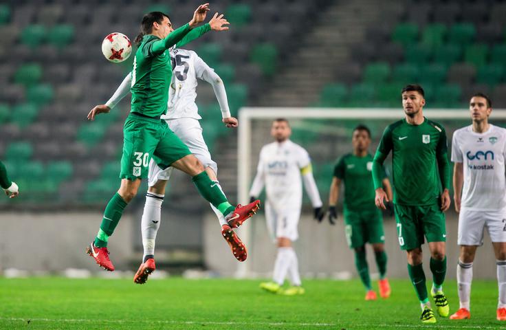 Dvoboj kapetana Olimpije Branka Ilića in najboljšega strelca lige Miljana Škrbića. | Foto: Vid Ponikvar