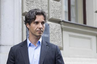 Opozicija: Mesec je pogrnil na celi črti. Minister: Moj odstop bi bil neodgovoren.