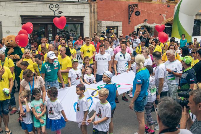 Vrhunski športniki so v družbi malih bolnikov na Mestni trg prinesli olimpijsko zastavo. | Foto: Matic Ritonja/Sportida