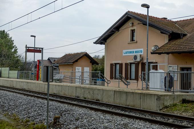 Ljutomer kot mesto se lahko pohvali z večjo istoimensko postajo nekoliko severneje od središča mesta, ki jo večinoma uporabljajo za tovorni promet in od koder se odcepi proga za Gornjo Radgono, izgrajena leta 1890, ter postajališčem Ljutomer mesto (na fotografiji), ki je v samem središču mesta in jo zato uporabljajo tudi brzi in mednarodni potniški vlaki. | Foto: Ana Kovač