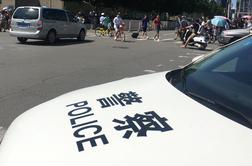 V Pekingu v napadu s kladivom ranjenih 20 otrok