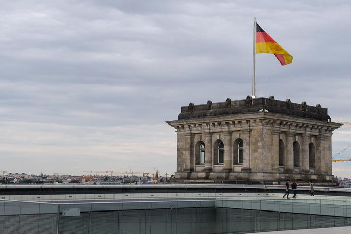 Nemčija | Nemška vlada kanclerja Olafa Scholza predlaga zvišanje minimalne plače v Nemčiji na 12 evrov na uro. | Foto STA