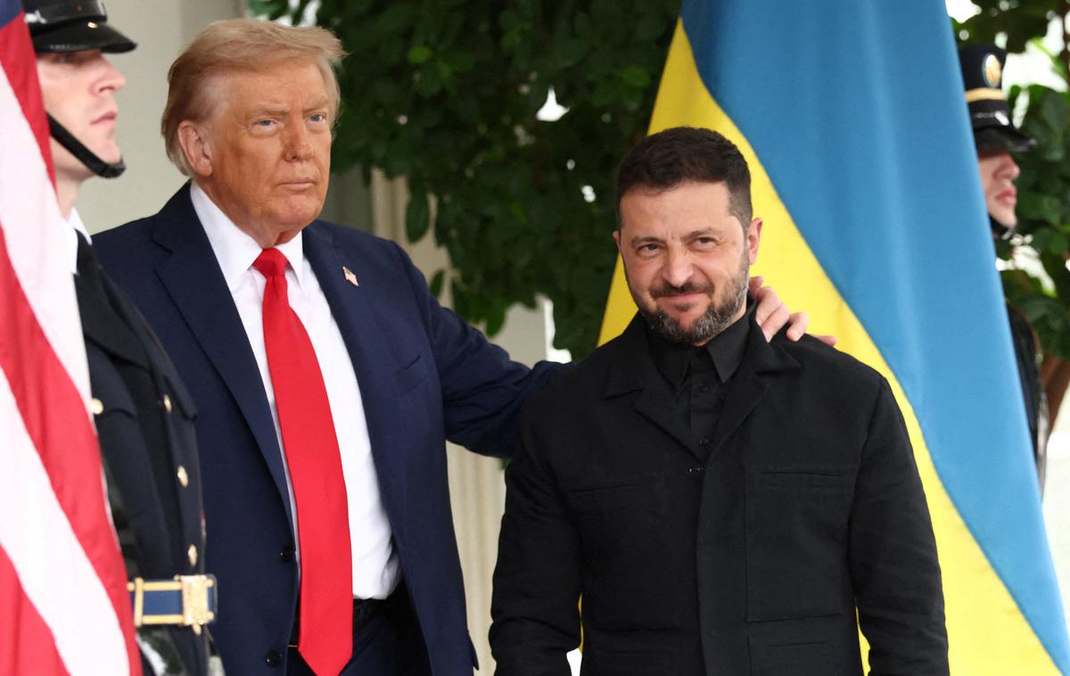 Zelenski in Trump v Beli hiši | Ukrajinski predsednik Volodimir Zelenski je v Belo hišo prispel oblečen v bolj formalna oblačila kot v običajna vojaška. | Foto Reuters