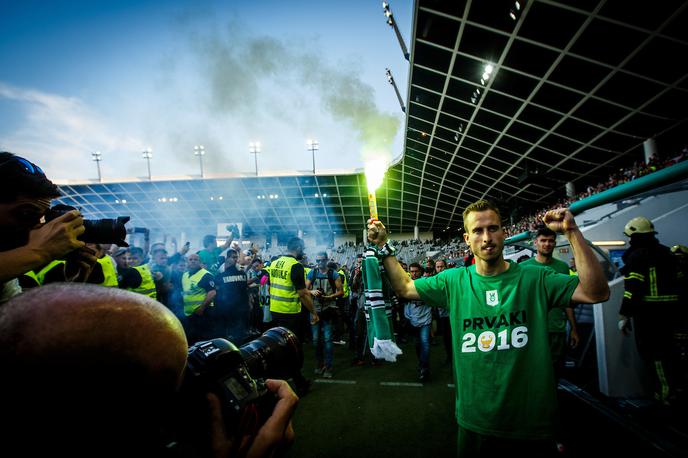 Matic Fink | Matic Fink je tako praznoval državni naslov leta 2016 po zadnji tekmi sezone proti Krki. | Foto Grega Valančič/Sportida