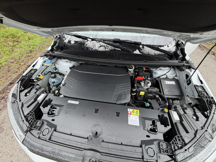 Pod sprednjim pokrovom pri električnem C5 aircross ni prostora za manjši prtljažnik. | Foto: Gregor Pavšič