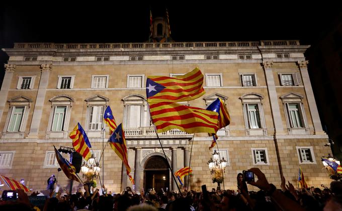 Katalonski parlament je neodvisnost Katalonije razglasil v petek. | Foto: Reuters