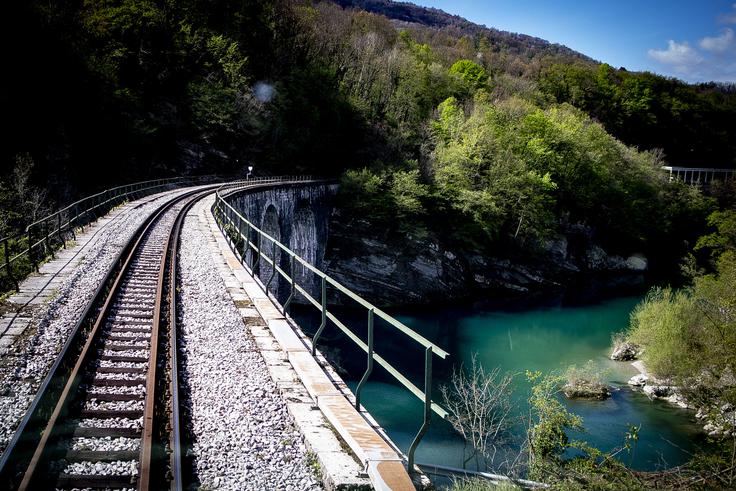 Bohinjska proga od svojega prvega dneva pred 120 leti velja za eno najlepših železniških prog na Slovenskem, saj njena pot vodi skozi Julijske Alpe, ob Soči in drugih rekah, skozi predore in viadukte ter čez znameniti Solkanski most. | Foto: Ana Kovač