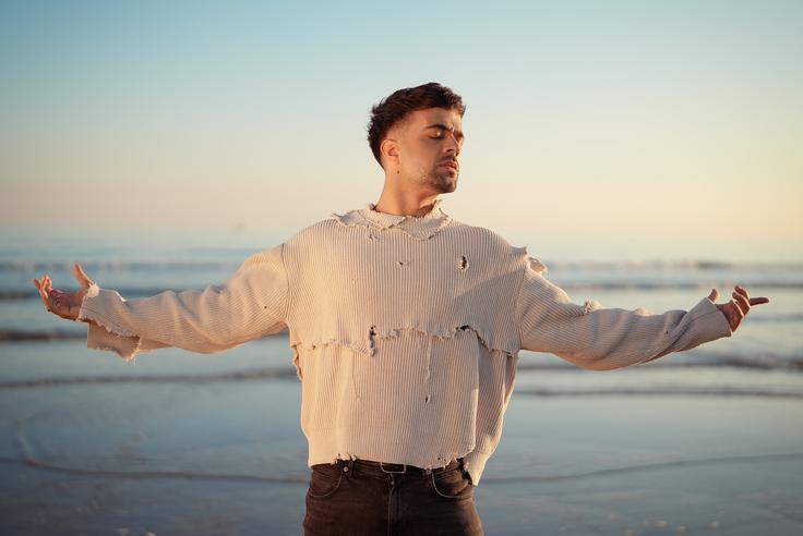 Pomembno se mu zdi, da je vsak iskren do samega sebe: "Da si znaš priznati, kdaj ne zmoreš, kdaj ti je težko, kdaj dvomiš vase. Ljudje bi se morali več poslušati, biti bolj iskreni v odnosih in v tem, kar počnemo." | Foto: Neo Visuals