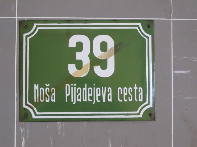 Tablica s hišno številko – nekdanji kino Sloga Moša Pijadejeva cesta, okoli leta 1960, izhodiščna cena 50 evrov. | Foto: Arhiv Antika Carniola