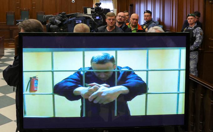 47-letni Navalni, ki so mu odvzeli prostost pred dvema letoma, v kazenski koloniji vzhodno od Moskve prestaja devetletno zaporno kazen zaradi poneverbe, kar pa njegovi podporniki vidijo kot kazen za njegovo politično delo. Rusko sodišče ga je 4. avgusta obsodilo na še 19 let zapora zaradi spodbujanja ekstremizma. Na odločitev se je pritožil v torek, a je bil pri tem neuspešen. Navalni je v Rusiji zaprt od januarja 2021, potem ko se je vrnil iz Nemčije, kjer so ga zdravili po zastrupitvi z živčnim strupom novičok avgusta 2020. Za zastrupitev je obtožil rusko obveščevalno službo FSB. | Foto: Reuters