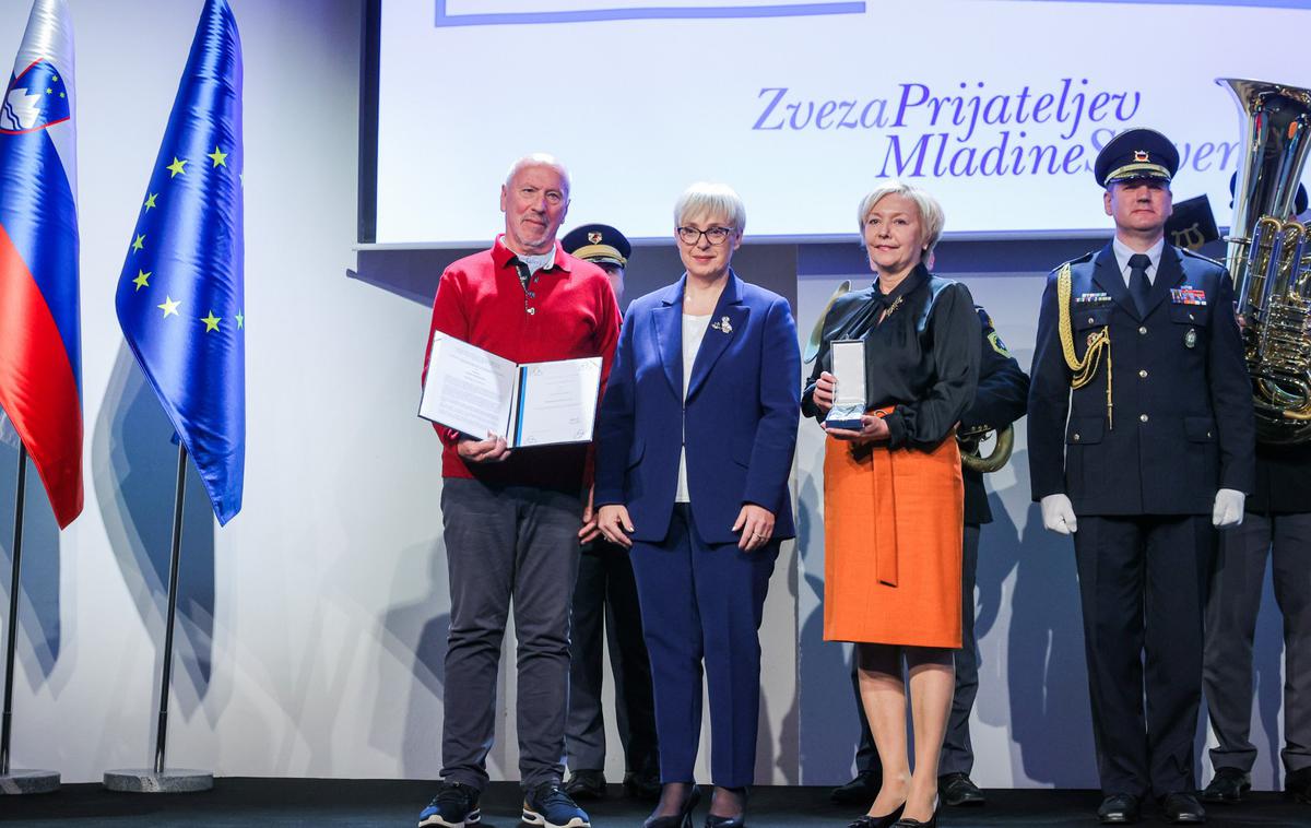 Prireditev ob 35-letnici TOM telefona z okroglo mizo | Medaljo za zasluge RS za dolgoletno nudenje pomoči mladim v stiski ter neprecenljiv prispevek na področju varovanja duševnega zdravja otrok in mladostnikov sta od predsednice države prevzela predsednica Zveze prijateljev mladine Slovenije (ZPMS) Darja Groznik in dolgoletni svetovalec TOM telefona Nace Breitenberger. | Foto STA