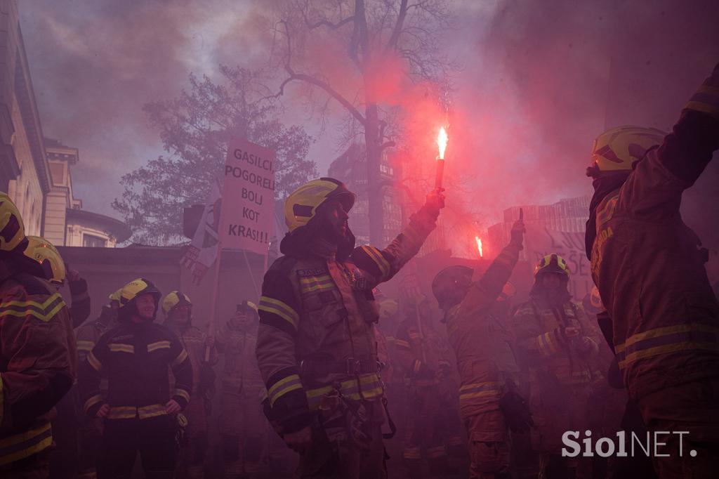 Protestni shod poklicnih gasilcev pred poslopjem vlade. gasilci