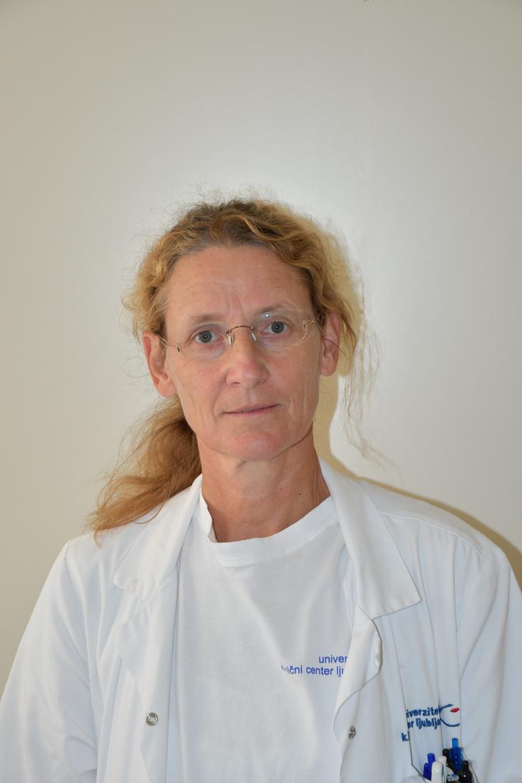 Dr. Lea Leonardis poudarja pomen gibanja: "Redna fizioterapija omogoča ohranjanje gibljivosti in mišične mase, respiratorna vadba pa pomaga ohranjati pljučne volumne in preprečuje okužbe dihal."  | Foto: Osebni arhiv