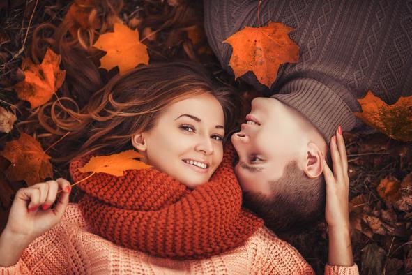 Zakaj je jesen idealen čas za novo ljubezen in spletno spoznavanje?