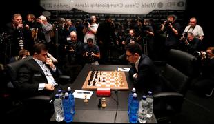 Carlsen in Caruana sta se v prvi partiji za naslov prvaka razšla z remijem
