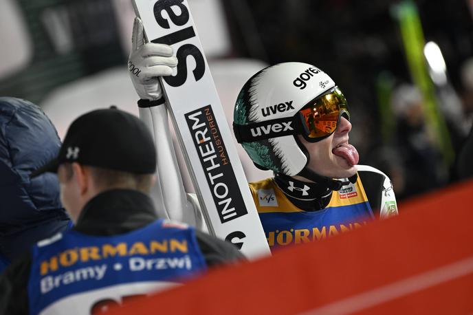 Domen Prevc | Domen Prevc je bil v petek pred rekordno sedmo zaporedno zmago, a mu jo je preprečila diskvalifikacija. Dan pozneje je osvojil drugo mesto in še povečal vodstvo v skupnem seštevku svetovnega pokala, kjer si je že zagotovil velik kristalni globus. | Foto Guliverimage