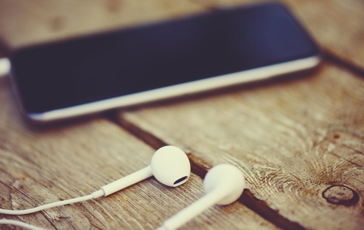 iPhone, slušalke | Foto Thinkstock