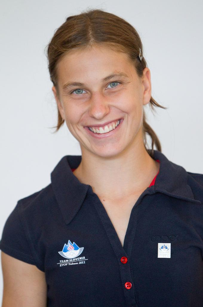 Anja Štangar je stopila na oder za zmagovalke. | Foto: Vid Ponikvar