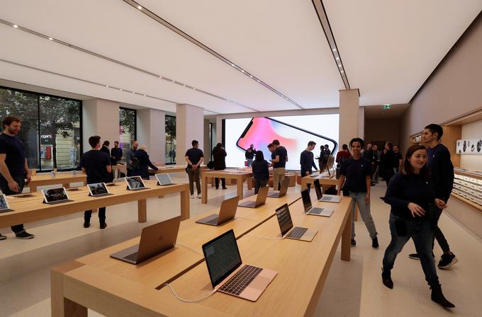 Trgovine Apple Store (fotografija je simbolična) so zadnje čase v Kaliforniji pogosto tarča roparjev - v zadnjem napadu prejšnji konec tedna je roparska četverica v pičlih nekaj sekundah odnesla za 25 tisoč evrov prenosnikov in pametnih telefonov iPhone. | Foto: Reuters