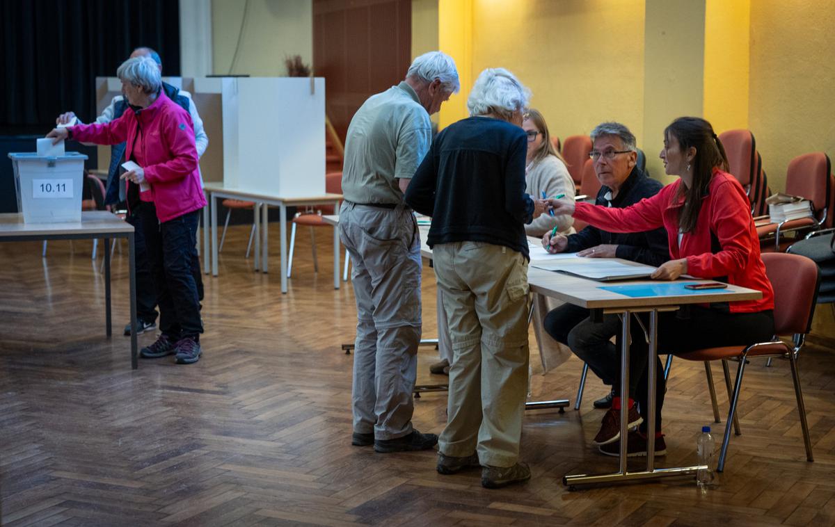 Glasovanje na zakonodajnem referendumu o Zakonu o dodatku k pokojnini za izjemne dosežke na področju umetnosti | Za tistimi, ki se referendumskega glasovanja niso udeležili zaradi bojkota, sledijo tisti, ki jih tema ni zanimala ali se jim ni zdela pomembna. Tak razlog je izbralo 21,3 odstotka vprašanih. | Foto STA