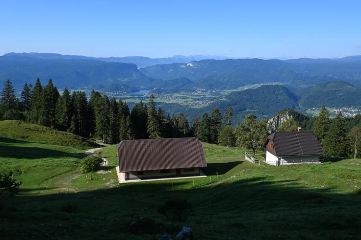 Z Žirovniške planine se nam odpre vrhunski pogled proti Bledu. | Foto: Matej Podgoršek