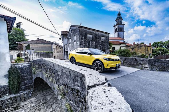 Električni SUV-novinec, ki se napolni hitreje od telefona #foto