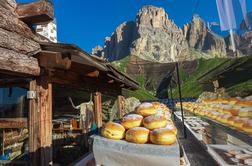 Neverjetno: turisti v Dolomitih v vrsti čakajo na krof za štiri evre
