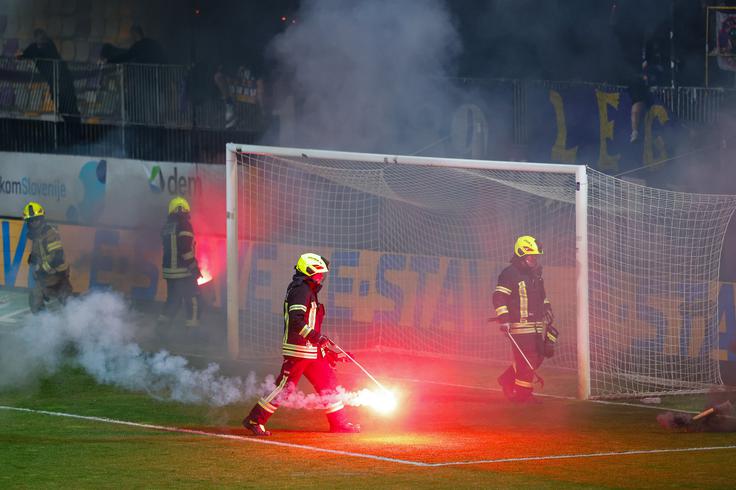 Navijači obeh skupin so na stadion prinesli večjo količino pirotehnike in v prvem polčasu tudi prekinili tekmo. | Foto: Aleš Fevžer